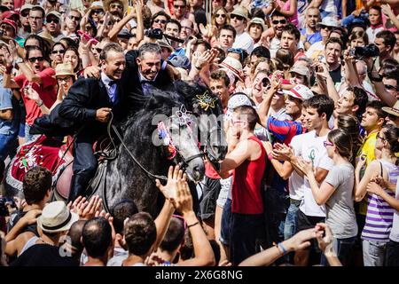 Jeux PLA, galoping cavaliers, festival Sant Joan. Ciutadella. Minorque, Îles Baléares, Espagne Banque D'Images