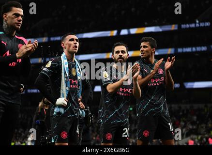 Londres, Royaume-Uni. 14 mai 2024. Les joueurs de Manchester City Phil Foden (2l), Bernardo Silva (20) et Rodri (R) applaudissent les fans après le match. Premier League match, Tottenham Hotspur contre Manchester City au Tottenham Hotspur Stadium à Londres le mardi 14 mai 2024. Cette image ne peut être utilisée qu'à des fins éditoriales. Usage éditorial exclusif photo par Sandra Mailer/Andrew Orchard photographie sportive/Alamy Live News crédit : Andrew Orchard photographie sportive/Alamy Live News Banque D'Images