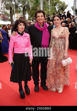 CANNES, 15 mai 2024 (Xinhua) -- L'ancien ministre français de la culture Jack Lang (C) apparaît sur le tapis rouge de la cérémonie d'ouverture de la 77e édition du Festival de Cannes, dans le sud de la France, le 14 mai 2024. La 77ème édition du Festival de Cannes s’est ouverte mardi sur la Côte d’Azur, avec une sélection de 22 films en lice pour la tant convoitée Palme d’Or. Le concours de cinéma de cette année comprend des entrées telles que « genres de gentillesse » du réalisateur grec Yorgos Lanthimos et le drame épique de science-fiction « Megapolis » du double lauréat de la Palme d'Or, Francis Ford Coppola. As Banque D'Images