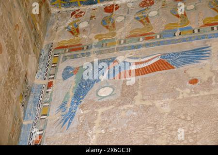 Reliefs peints montrant vautours et cobra au temple d'Hatshepsout à Deir el Bahari, Cisjordanie, Louxor Égypte Banque D'Images