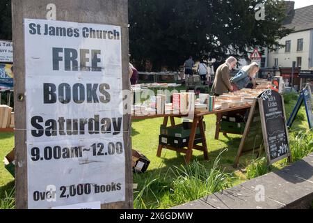 Livres non désirés gratuits une boutique gratuite un événement Give and Take à St James Church, Dursley.. Gloucestershire, Angleterre 2024 2020s HOMER SYKES Banque D'Images