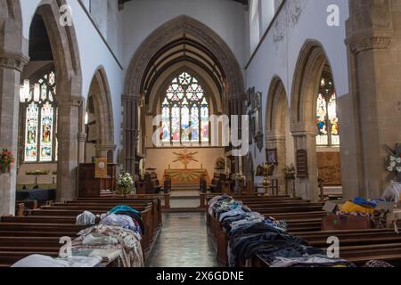 Freegle, une boutique gratuite deux femmes qui visitent l'événement Bring and Take ou Give and Take à St James Church, Dursley. Produits ménagers indésirables, jouets pour enfants, vêtements apportés et pris, recyclage des choses. Hébergé par l'église Eco Group, ne jetez-le pas et donnez-le. Gloucestershire, Angleterre 2024 2020s HOMER SYKES Banque D'Images