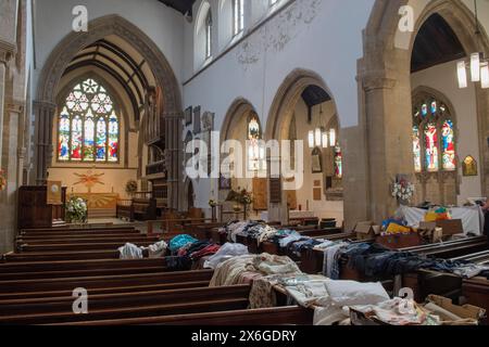 Freegle, une boutique gratuite, un événement à emporter ou à emporter à St James Church, Dursley. Produits ménagers indésirables, jouets pour enfants, vêtements apportés et pris, recyclage des choses. Hébergé par l'église Eco Group, ne jetez-le pas et donnez-le. Gloucestershire, Angleterre 2024 2020s HOMER SYKES Banque D'Images