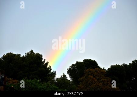 Marseille, France. 14 mai 2024. Vue générale d'un arc-en-ciel à Marseille. Crédit : SOPA images Limited/Alamy Live News Banque D'Images