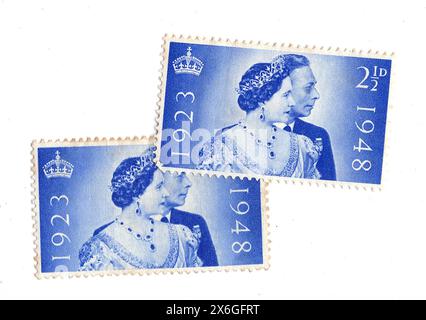 Une paire de timbres-poste de mariage King George VI Silver de Grande-Bretagne sur fond blanc. Banque D'Images