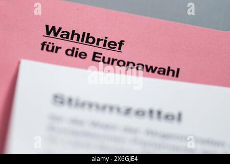 Stimmzettel und Wahlbrief für die Briefwahl zur Europawahl 2024, Wähler, Briefwähler, Symbolfoto, Symbolbild, Symbol, 15.05.2024, Heidelberg Deutschland, Feature, Politik, Europawahl 2024 *** bulletin de vote et bulletin de vote pour le vote par correspondance pour les élections européennes de 2024, électeur, électeur par correspondance, symbole photo, symbole image, Symbol, 15 05 2024, Heidelberg Allemagne , long métrage, politique, élections européennes 2024 xozx Banque D'Images