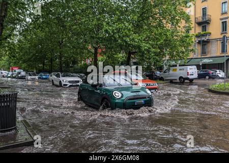 Milan, Italie. 15 mai 2024. Maltempo a Milano, allagamenti in viale Elvezia - Mercoledì 15 Maggio 2024 (Foto Claudio Furlan/Lapresse) mauvais temps à Milan, inondations dans Viale Elvezia - mercredi 15 mai 2024 (photo Claudio Furlan/Lapresse) crédit : LaPresse/Alamy Live News Banque D'Images