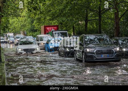 Milan, Italie. 15 mai 2024. Maltempo a Milano, allagamenti in viale Elvezia - Mercoled&#xec ; 15 Maggio 2024 (Foto Claudio Furlan/Lapresse) mauvais temps à Milan, inondations dans Viale Elvezia - mercredi 15 mai 2024 (photo Claudio Furlan/Lapresse) crédit : LaPresse/Alamy Live News Banque D'Images