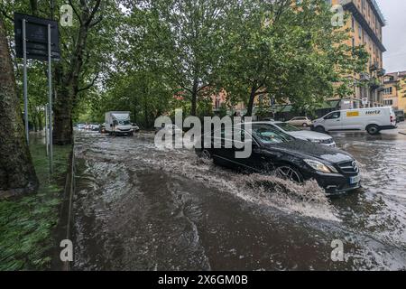 Milan, Italie. 15 mai 2024. Maltempo a Milano, allagamenti in viale Elvezia - Mercoled&#xec ; 15 Maggio 2024 (Foto Claudio Furlan/Lapresse) mauvais temps à Milan, inondations dans Viale Elvezia - mercredi 15 mai 2024 (photo Claudio Furlan/Lapresse) crédit : LaPresse/Alamy Live News Banque D'Images