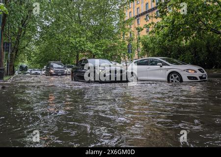 Milan, Italie. 15 mai 2024. Maltempo a Milano, allagamenti in viale Elvezia - Mercoled&#xec ; 15 Maggio 2024 (Foto Claudio Furlan/Lapresse) mauvais temps à Milan, inondations dans Viale Elvezia - mercredi 15 mai 2024 (photo Claudio Furlan/Lapresse) crédit : LaPresse/Alamy Live News Banque D'Images