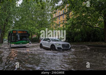 Milan, Italie. 15 mai 2024. Maltempo a Milano, allagamenti in viale Elvezia - Mercoledì 15 Maggio 2024 (Foto Claudio Furlan/Lapresse) mauvais temps à Milan, inondations dans Viale Elvezia - mercredi 15 mai 2024 (photo Claudio Furlan/Lapresse) crédit : LaPresse/Alamy Live News Banque D'Images