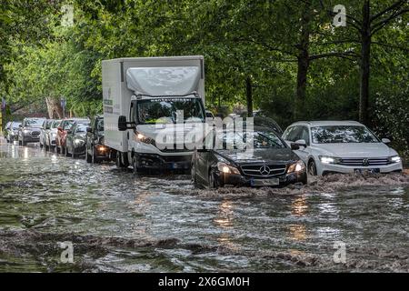 Milan, Italie. 15 mai 2024. Maltempo a Milano, allagamenti in viale Elvezia - Mercoled&#xec ; 15 Maggio 2024 (Foto Claudio Furlan/Lapresse) mauvais temps à Milan, inondations dans Viale Elvezia - mercredi 15 mai 2024 (photo Claudio Furlan/Lapresse) crédit : LaPresse/Alamy Live News Banque D'Images