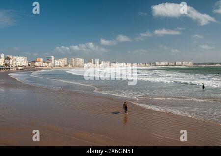 Plage de la grande plage à marée haute, station des Sables d’Olonne, Vendée (85), pays de la Loire, France Banque D'Images