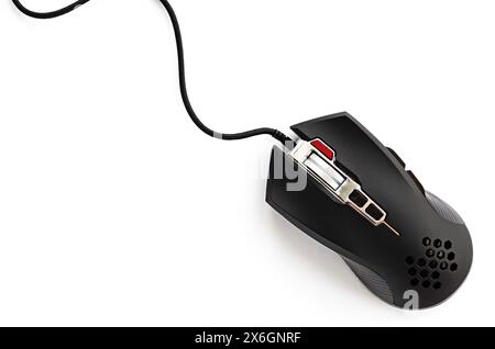 Gros plan de la souris d'ordinateur noire sur un fond blanc. Souris filaire de jeu professionnelle isolée sur fond blanc Banque D'Images