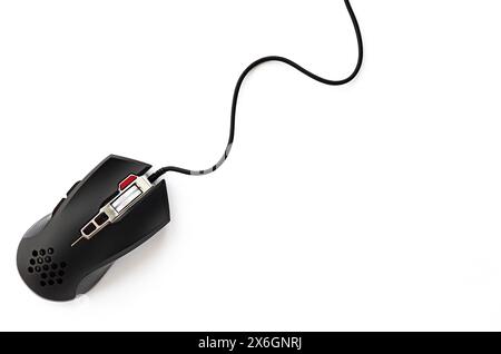 Gros plan de la souris d'ordinateur noire sur un fond blanc. Souris filaire de jeu professionnelle isolée sur fond blanc Banque D'Images