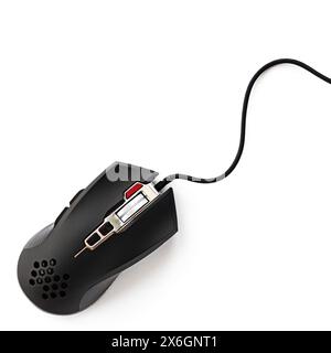 Gros plan de la souris d'ordinateur noire sur un fond blanc. Souris filaire de jeu professionnelle isolée sur fond blanc Banque D'Images