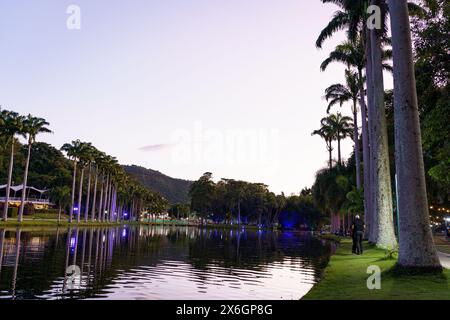 Beau paysage au coucher du soleil à El Laguito au parc Circulo Militar à Caracas, Venezuela. Vie quotidienne et point de repère de Caracas. Banque D'Images