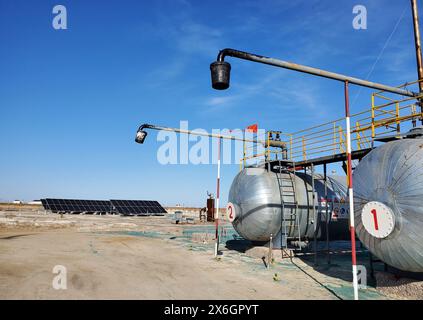 Grande chaudière de chauffage au pétrole brut industriel et panneaux solaires à Shengli huilé sous ciel clair / Shengli huilfié Dongying Shandong Chine Banque D'Images