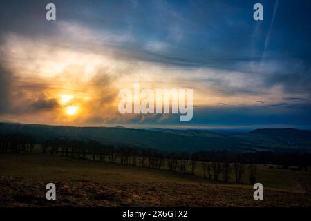 coucher de soleil, brumeux, nuageux, paysage, rhön, allemagne Banque D'Images