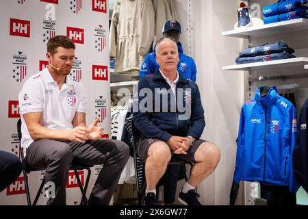 Barcelone, Espagne 14/05/2024, Tom Slingsby de l'Australie de l'équipe American Magic Sailing Team et Terry Hutchinson des États-Unis, skipper et président des opérations de voile de l'équipe American Magic America's Cup lors d'une conférence de presse le 14 mai 2024 au Helly Hansen Store de Barcelone, Espagne Banque D'Images