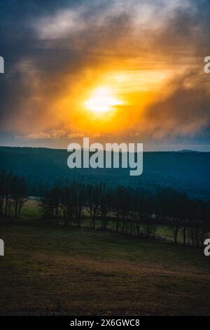 coucher de soleil, brumeux, nuageux, paysage, rhön, allemagne Banque D'Images