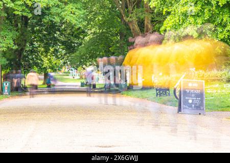 Stourbridge, Royaume-Uni. 15 mai 2024. Météo britannique : un beau soleil baigne les marcheurs qui se promènent dans un parc dans un flou d'activité dans les Midlands. Crédit : Lee Hudson/Alamy Live News Banque D'Images