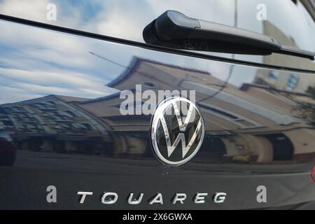 Bucarest, Roumanie - 13 mai 2024 : logo Volkswagen Touareg à l'arrière d'une voiture noire garée dans une rue latérale de la ville, avec reflet des bâtiments voisins Banque D'Images