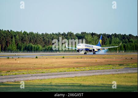 Riga, Lettonie, 27 mai 2023 : Ryanair Boeing 737-8AS (SP-RKF) atterrissant à l'aéroport de Riga/RIX Banque D'Images