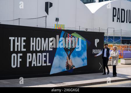 Club de tennis de padel Padium au cœur du quartier financier de Canary Wharf le 7 mai 2024 à Londres, Royaume-Uni. Canary Wharf est une zone située près de l'île des chiens dans le quartier londonien de Tower Hamlets et est définie par la Greater London Authority comme faisant partie du quartier central des affaires de Londres. Avec la City de Londres, elle constitue l'un des principaux centres financiers du Royaume-Uni et du monde. Banque D'Images