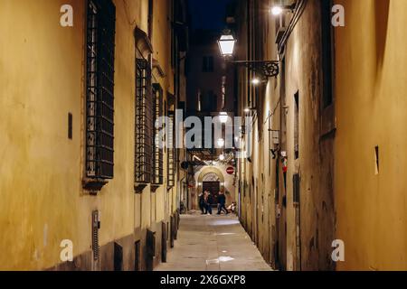 Florence, Italie - 29 décembre 2023 : rues nocturnes dans le centre de Florence pendant la période de Noël Banque D'Images