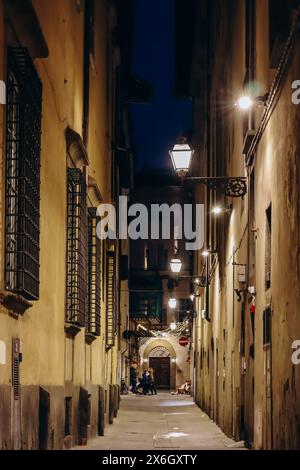 Florence, Italie - 29 décembre 2023 : rues nocturnes dans le centre de Florence pendant la période de Noël Banque D'Images