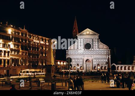 Florence, Italie - 29 décembre 2023 : Basilique Santa Maria Novella située en face de la gare principale de la ville. Banque D'Images