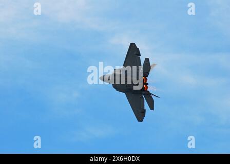 Un Lockheed Martin F22 Raptor militaire sillonne le ciel lors d'un spectacle aérien à Jones Beach à Wantagh, New York, lors d'une manœuvre militaire Banque D'Images