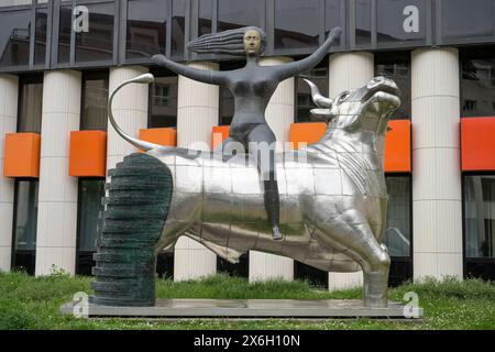 Skulptur Die Entführung Europas von Nikos und Pantelis Sotiriadis, Europäisches Parlament, 1 All. Du printemps, Straßburg, DÃ Department Bas-Rhin, Frankreich *** sculpture L'enlèvement de l'Europe par Nikos et Pantelis Sotiriadis, Parlement européen, 1 All du printemps, Strasbourg, DÃ Department Bas Rhin, France Banque D'Images