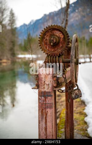 vieille roue sur un lac Banque D'Images