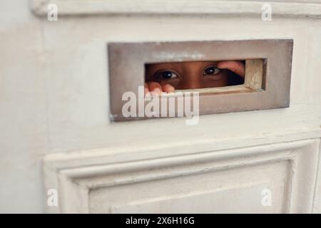 Portrait, boîte aux lettres et personne en attente de nouvelles ou lettre sur important, information ou livraison. Yeux, excités et jetant un coup d'œil dans la porte d'entrée à la maison Banque D'Images