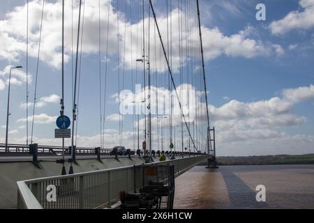 Hessle, Royaume-Uni, 14 avril 2024:- Une vue du pont Humber, à travers l'estuaire Humber de East Riding of Yorkshire au Lincolnshire Banque D'Images