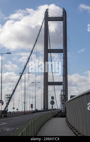 Hessle, Royaume-Uni, 14 avril 2024:- Une vue du pont Humber, à travers l'estuaire Humber de East Riding of Yorkshire au Lincolnshire Banque D'Images