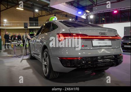 Riga, Lettonie, 19 avril 2024 : une nouvelle Audi Q8 e-tron électrique en première dans un salon de l'automobile, modèle 2024, vue arrière Banque D'Images