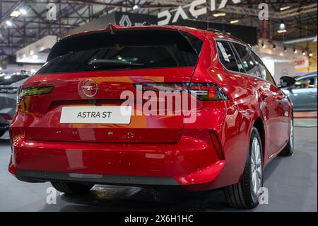 Riga, Lettonie, 19 avril 2024 : une nouvelle Opel Astra ST en première dans un salon automobile, modèle 2024 Banque D'Images