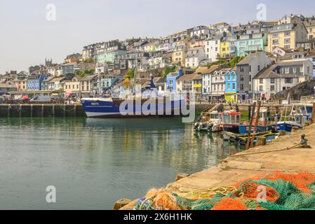 Maisons colorées et port dans la pittoresque Brixham, Devon, Angleterre, Royaume-Uni Banque D'Images