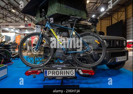 Riga, Lettonie, 19 avril 2024 : tente de camping sur le toit et support de vélo pour le transport, exposition touristique Banque D'Images