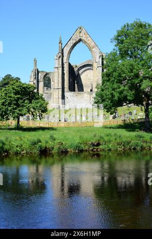 Bolton Abbey et River Wharfe, Wharfedale, près de Skipton, North Yorkshire, Angleterre Banque D'Images