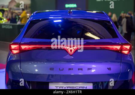 Riga, Lettonie, 19 avril 2024 : voiture entièrement électrique Cupra Tavascan en première dans un salon de l'automobile, vue arrière, modèle 2024 Banque D'Images