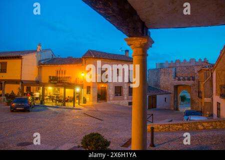 Plaza Mayor, vision de nuit. Hita, province de Guadalajara, Castille La Manche, Espagne. Banque D'Images