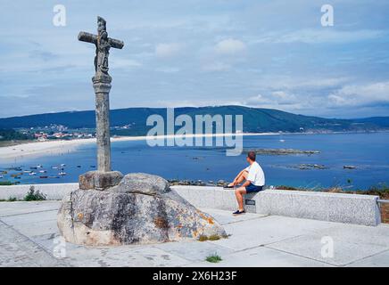 Croix de Pierre et de la plage de Langosteira. Fisterra, province de La Corogne, Galice, Espagne. Banque D'Images