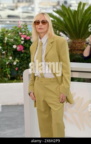 Cannes, France. 15 mai 2024. CANNES, FRANCE. 15 mai 2024 : Emmanuelle Beart au Photocall du jury Camera D'Or au 77ème Festival de Cannes. Crédit photo : Paul Smith/Alamy Live News Banque D'Images