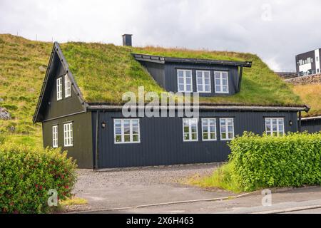 Torshavn, Îles Féroé - 6 août 2017 : vieux bâtiment de toit en herbe à Torshavn des îles Féroé, Ity centre-ville historique, l'été Banque D'Images