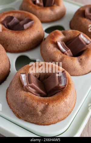 Les financiers ronds aux noisettes et au chocolat Banque D'Images