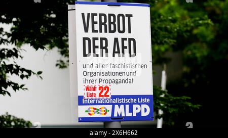 Wahlplakat der Partei MLPD Marxistisch-Leninistische Partei Deutschlands Fordert mit der Aufschrift : Verbot der AFD und aller faschistischen Organisationen und ihrer Propaganda, Fordern, Forderung nach einem Parteiverbot, Parteibot, Aufnahme Verbotsverfahren, Antifaschismus, Plakat, Wahlkampf, Demokratie, Straßenwahlkampf, Programm, Wahlprogramm, Parteiprogramm, politische Aussage, Wahlaussage, Standpunkt, Motto, slogan, Wahl zum Europäischen Parlament, Europapolitik, Protest, Protestpartei, Protestpartei, Einzelbild, Einzelfoto, Symbolfoto, Symbolbild, Symbol, Kleinpartei, Kleinstpartei, Banque D'Images